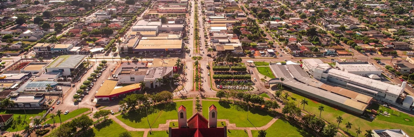 Vista aérea de Lucas do Rio Verde com a igreja central, a avenida arborizada e o traçado urbano da cidade
