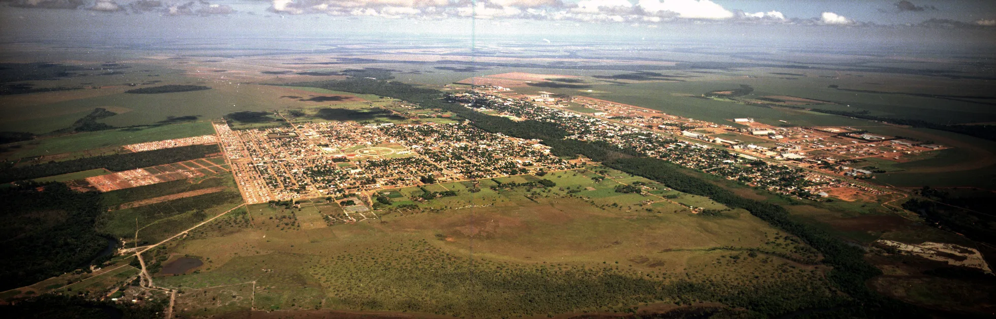 Vista aérea de Lucas do Rio Verde, com quadras urbanas, avenidas e a lavoura ao redor